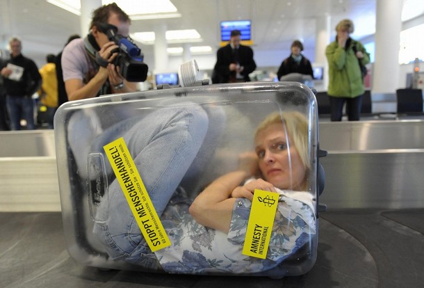 Frau im Koffer Amnesty International @Bild: getty